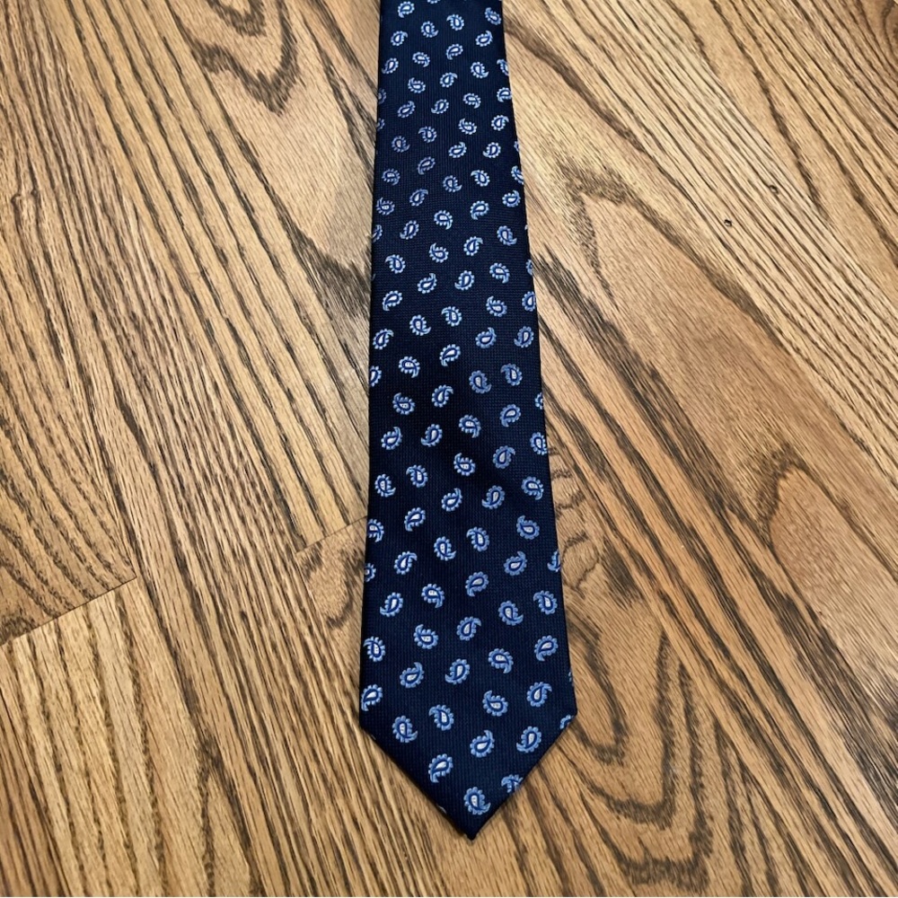 Club Room men’s tie.